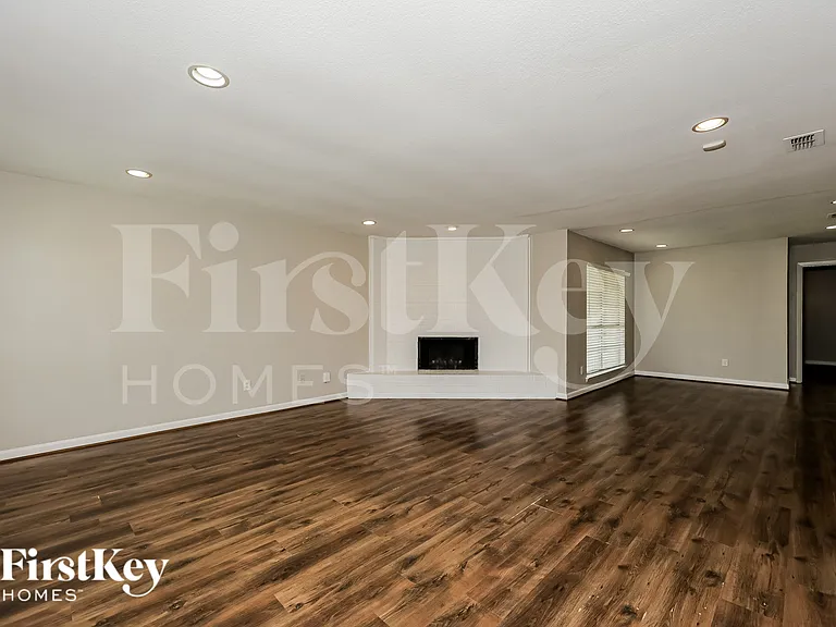 1217 Meadow Creek Dr — Photo 5