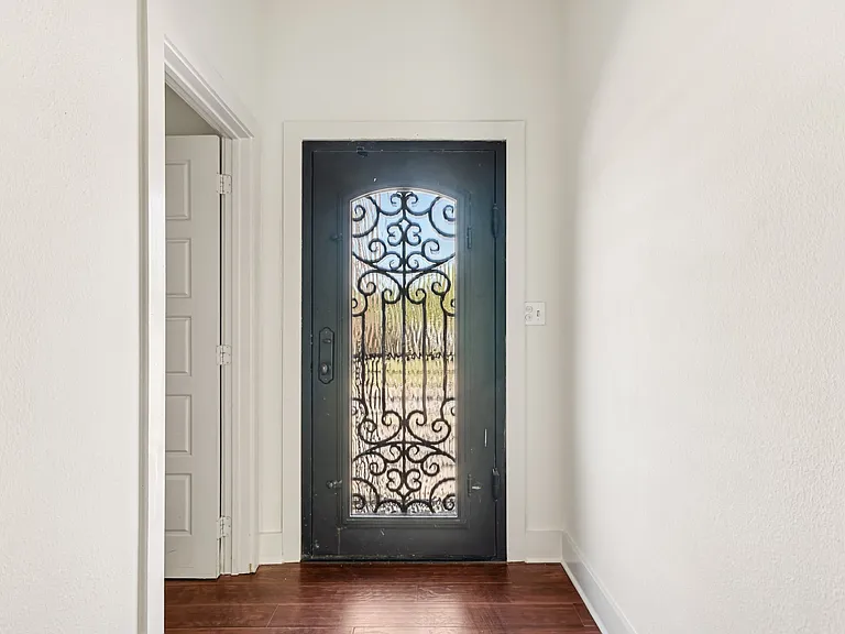 422 N Marlborough Ave — Photo 9