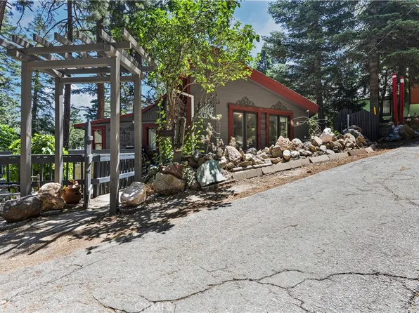 25108 Grand View Dr, Crestline, CA 92325
