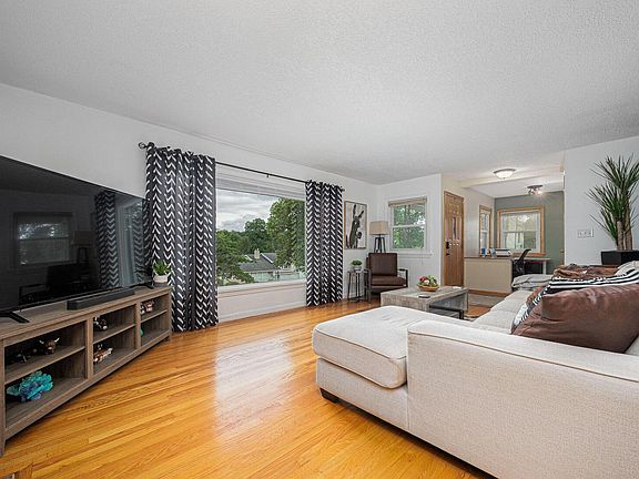 5th image of 9 Hilltop Dr