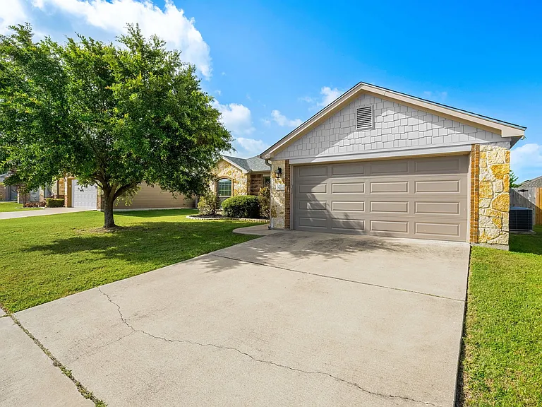 7925 Fieldstone Dr — Photo 2