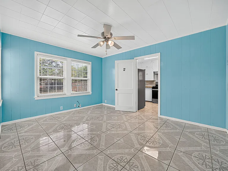907 Buckalew St — Photo 17