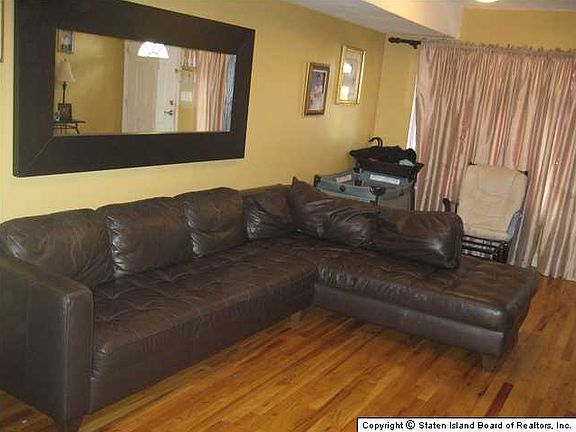 5th image of 16 Maxie Ct