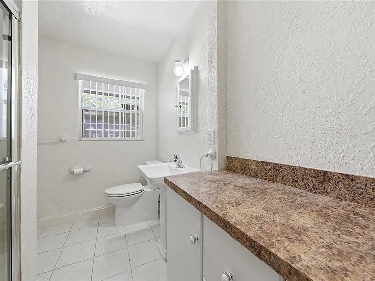 1647 Bay St SE — Photo 25