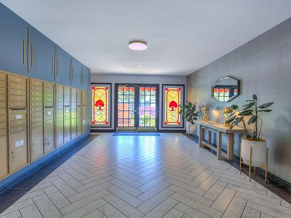 2nd image of 330 S Mentor Ave #1/4