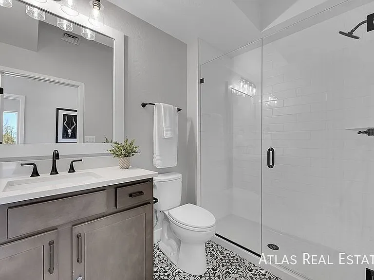 872 Thurston Hts — Photo 7
