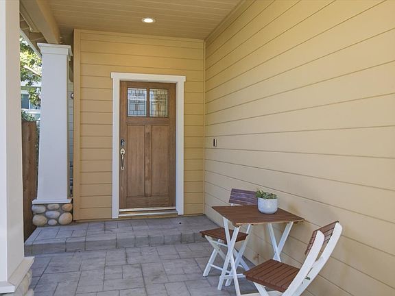 3rd image of 865 Apricot Ave
