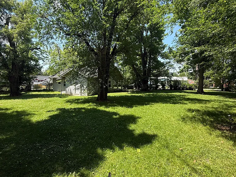 169 W Stroud Ave — Photo 2