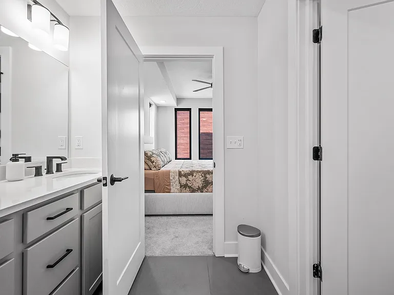 1403 Superior Ave E — Photo 26
