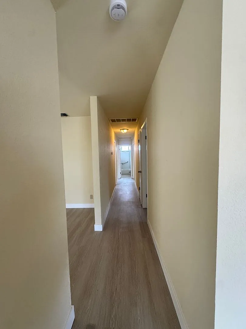 Located in a great neighborhood, 4 bedroom, 2-bath home with a 2-car garage. — Photo 4