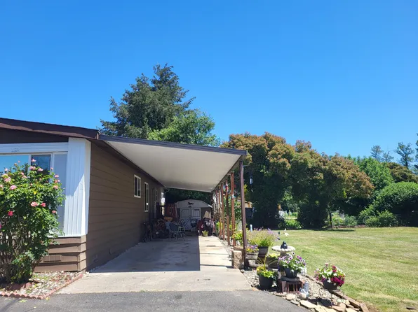 327 Sandlewood Dr #A, Grants Pass, OR 97526