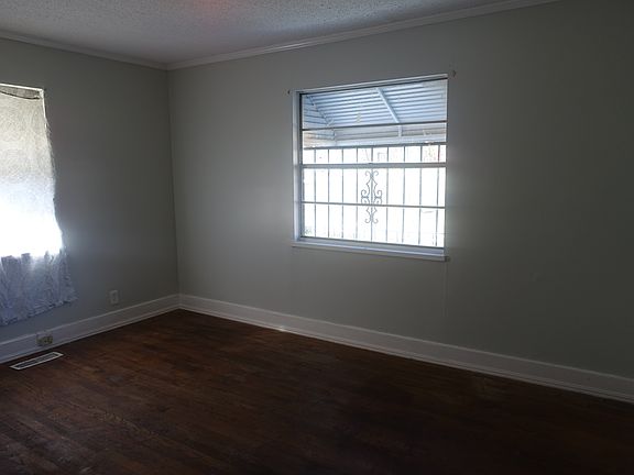 3rd image of 716 Robin Rd