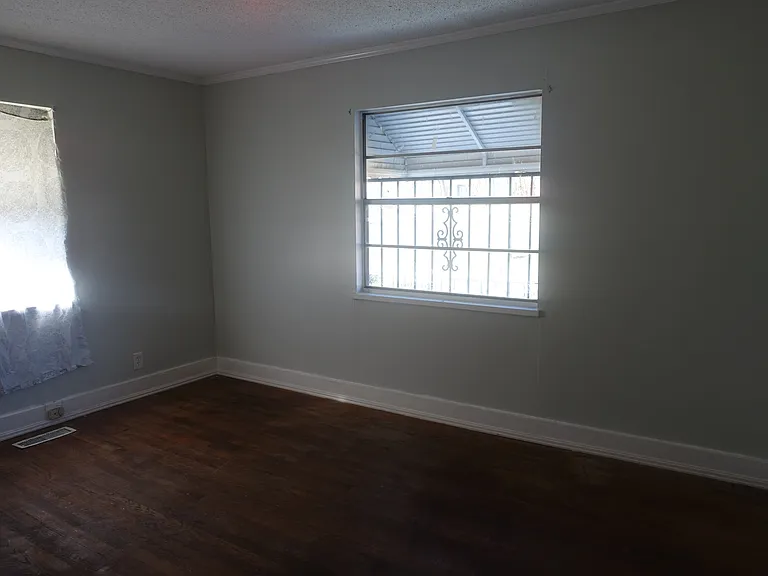 716 Robin Rd — Photo 3