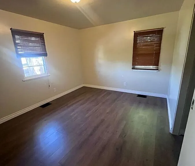 900 NE Maple St — Photo 5