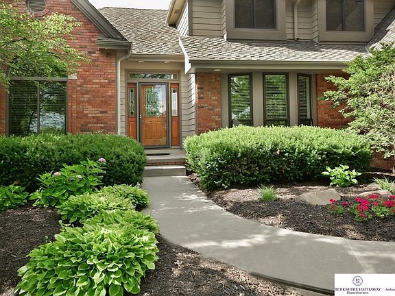 3rd image of 16707 Leavenworth Cir