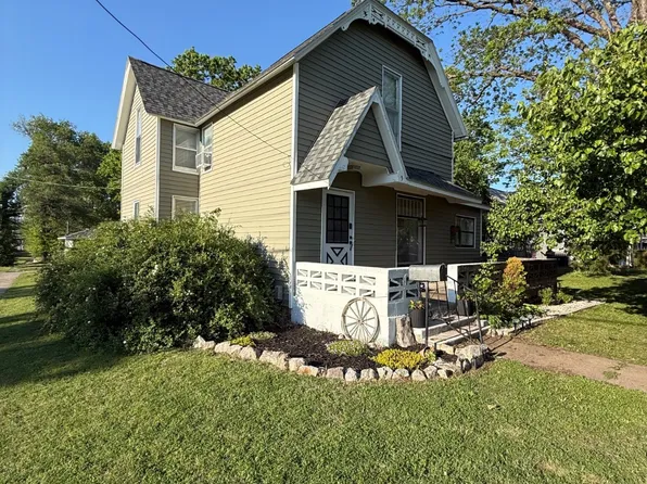 330 W 3rd St, Chanute, KS 66720