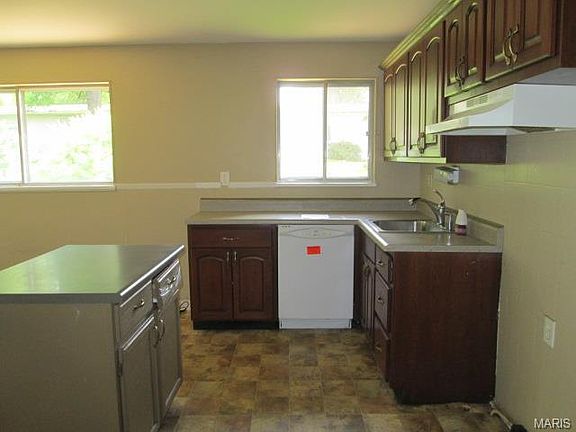 3rd image of 10300 Quaker Dr