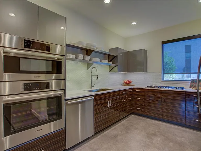 807 NW 9th St — Photo 4