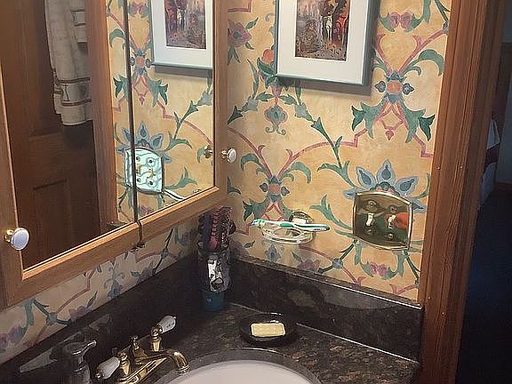 4th image of 637 Aspen Ln