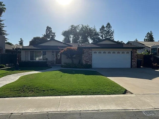 Photo 1 of 9 - 1009 S Kent Ct - Visalia, CA Primary Photo - 1009 S Kent Ct