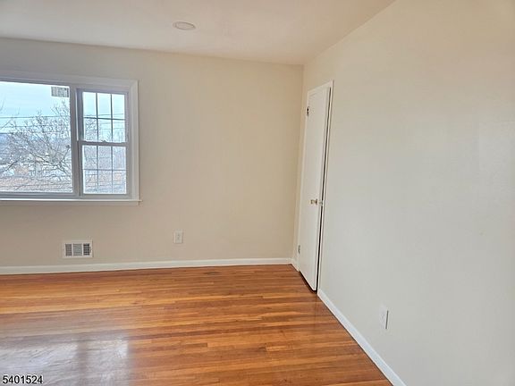 3rd image of 413 Farnham Ave