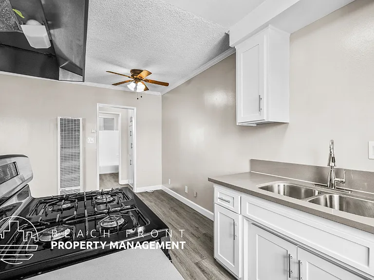 10429 La Reina Ave. — Photo 5