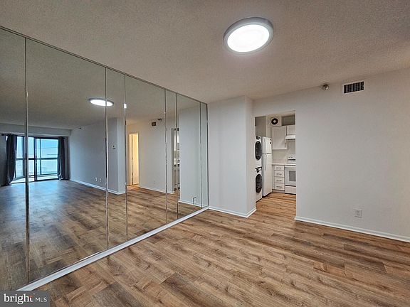 5th image of 900 N Stafford St APT 1903