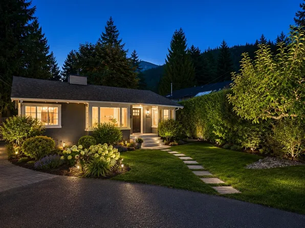 6431 Rosebery Ave, West Vancouver, BC V7W 2C5