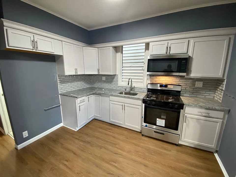 92 Romaine Ave #2