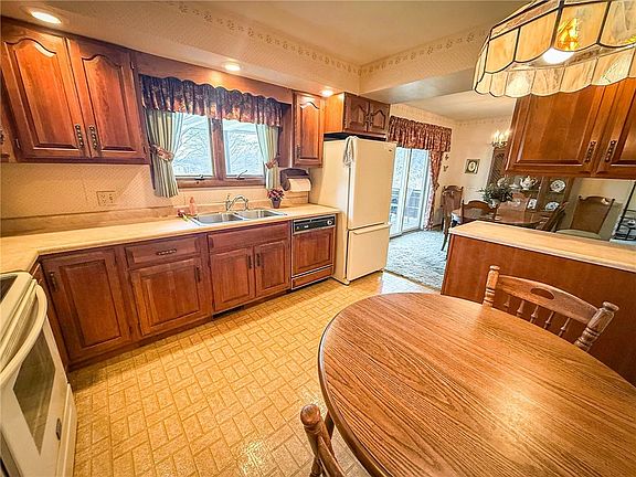 4th image of 300 N Duffy Rd