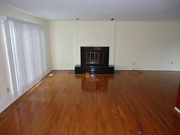 2nd image of 507 Oakhill Ct