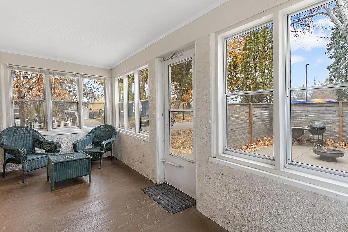 3-Seasons porch - 3859 Penn Ave N