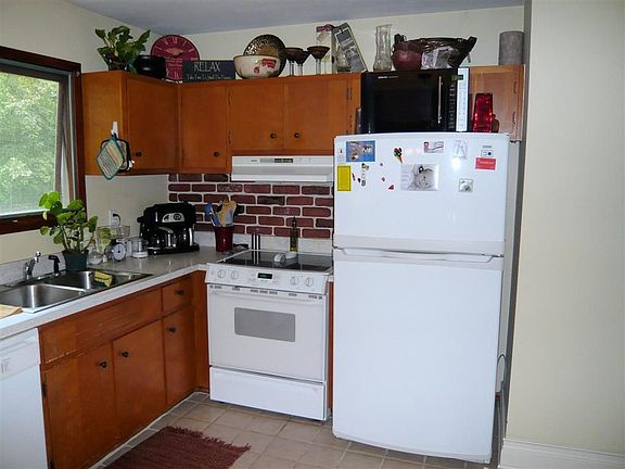 Open Kitchen (Wall Removed to Dining Room for open Floor Plan)New Appliances