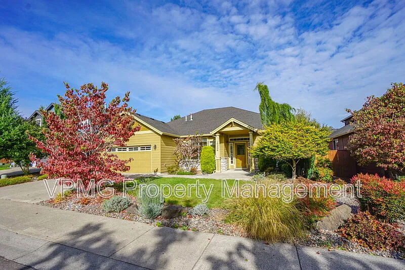 3 bed, 2.0 bath, 2332 sqft, $3,295 — Photo 3