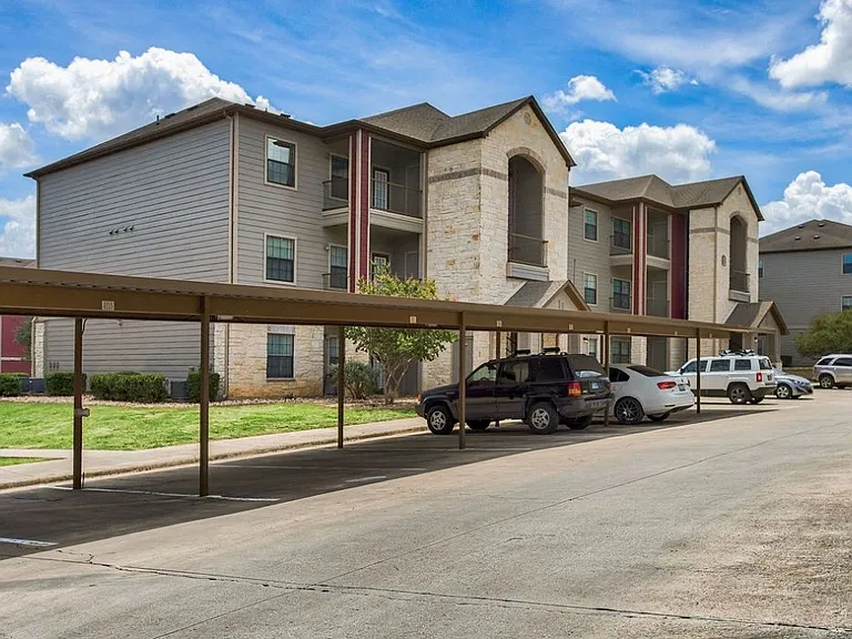 At Vance Jackson, we have all you need to feel right at home. Located in beautiful San Antonio, our prime location is near many restaurants, retail, and much more.