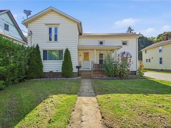 4 Robertson St, Middleport, NY 14105