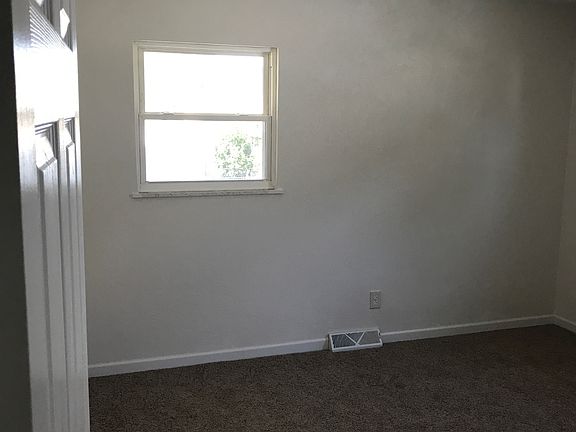 5th image of 925 W Corrington St