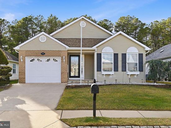 52 Canterbury Ln, Toms River, NJ 08757