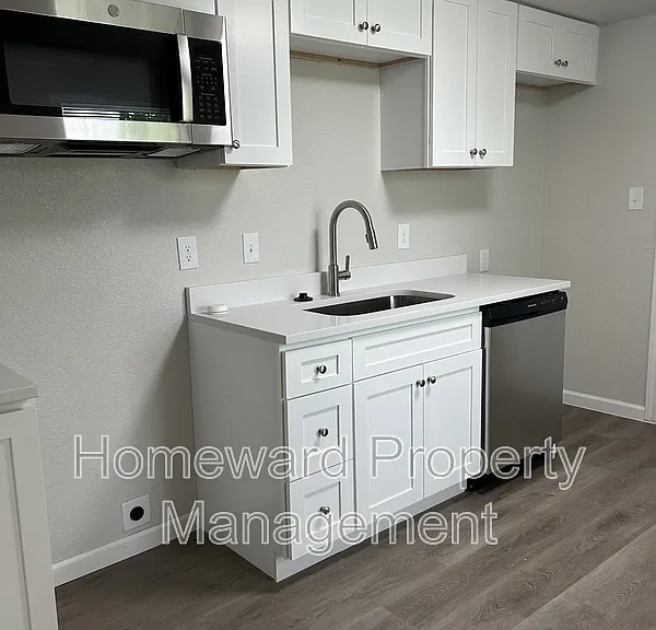 407 N Justin Ave #D — Photo 1
