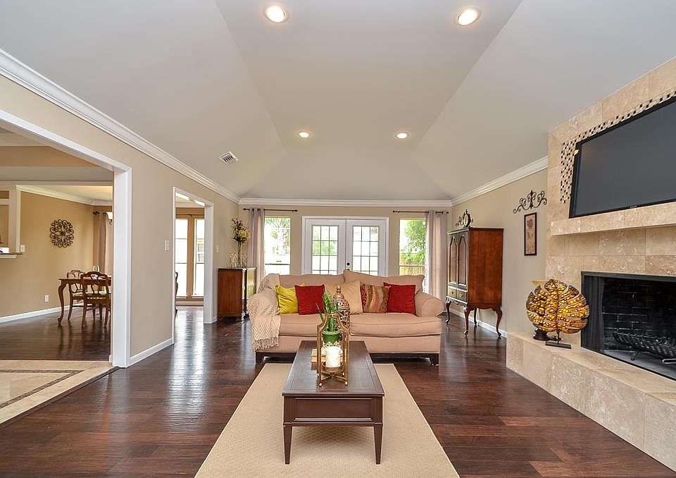 1st image of 107 Whispering Oaks Dr