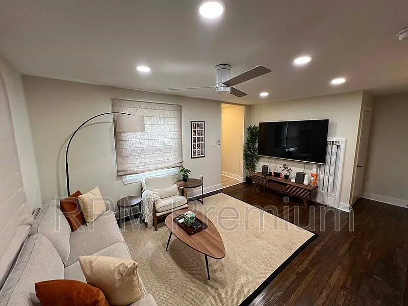 2 bed, 1.0 bath, 975 sqft, $1,850 — Photo 2