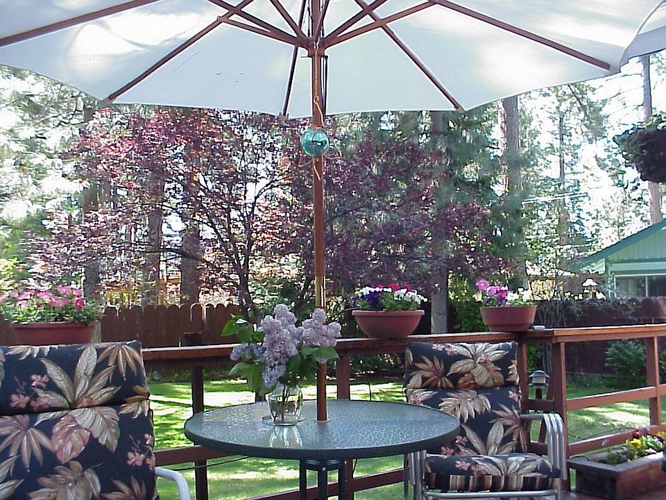 Garden-Setting Back yard w/ Hot tub and Fountain pond