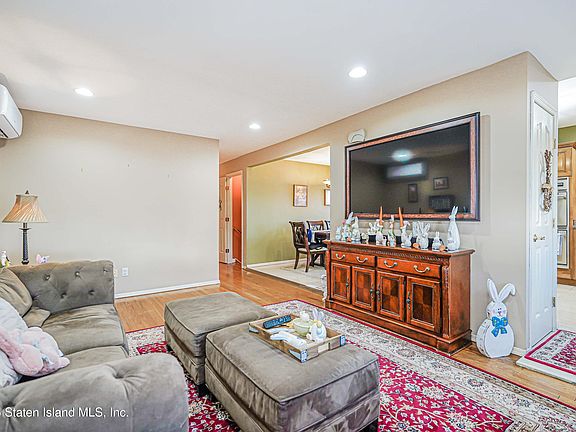 3rd image of 125 Laconia Ave