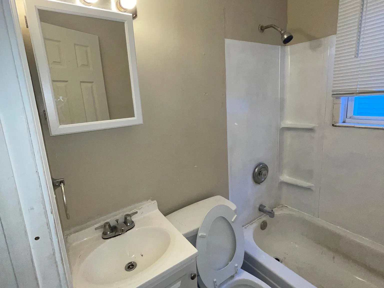 1733 W Ormsby Ave — Photo 2