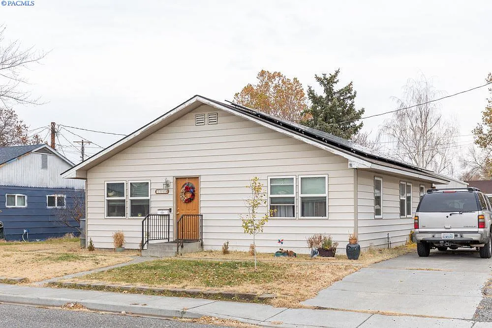 1004 Willard Ave photo 1