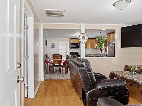 4th image of 211 Buncombe St