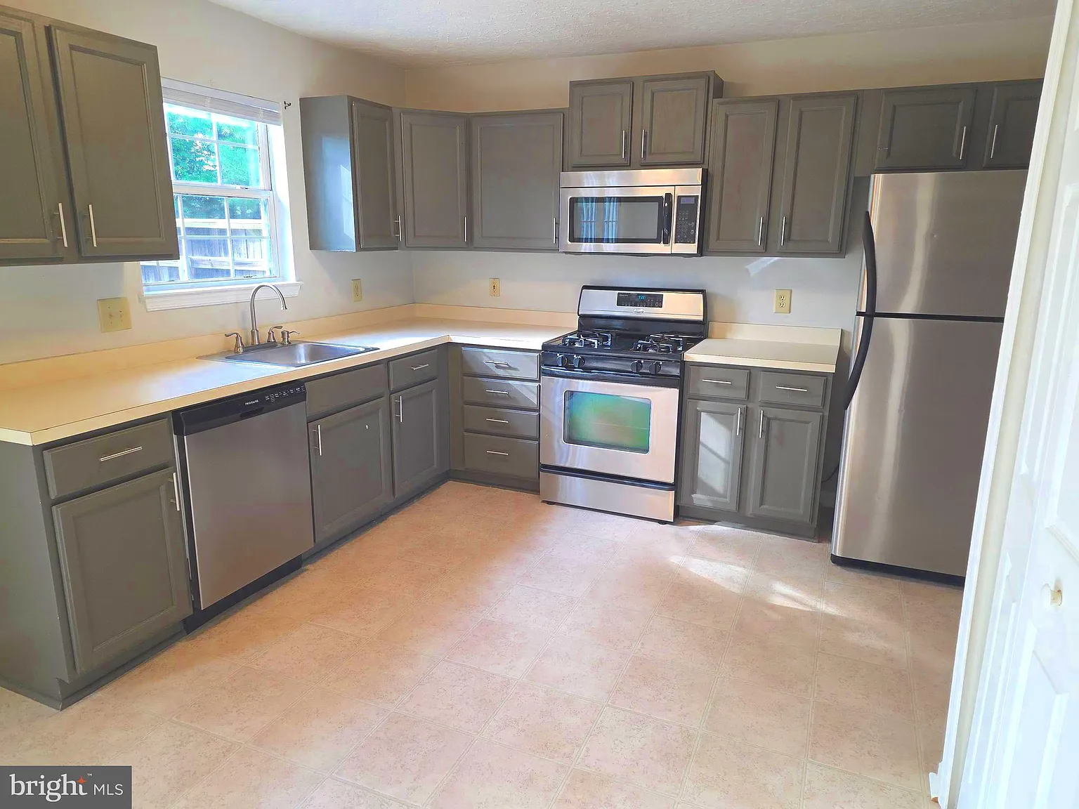 3 bed, 4.0 bath, 1780 sqft, $1,950 — Photo 3