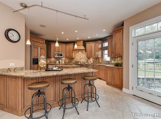 28 Elmwood Dr, Naperville, IL 60540