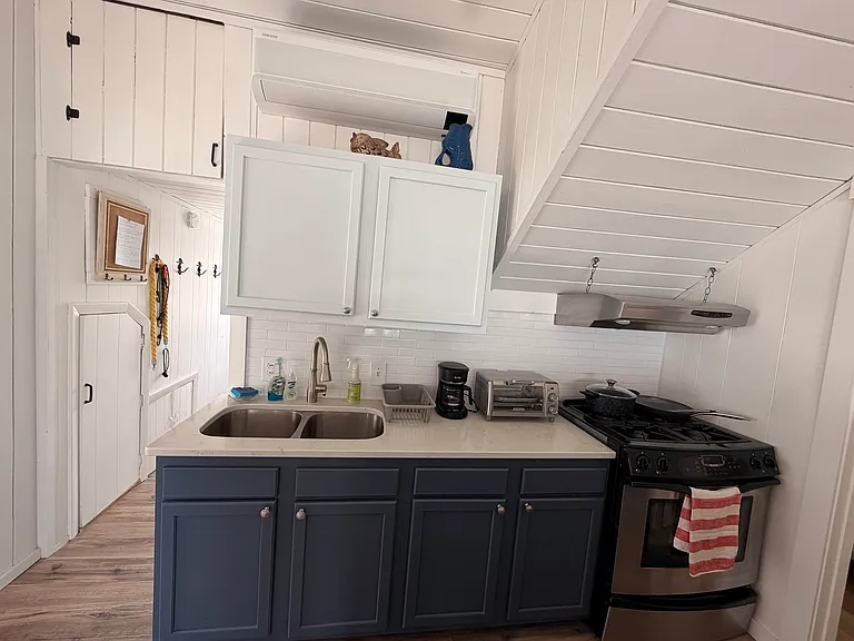 Kitchen Sink & Stove (no dishwasher)