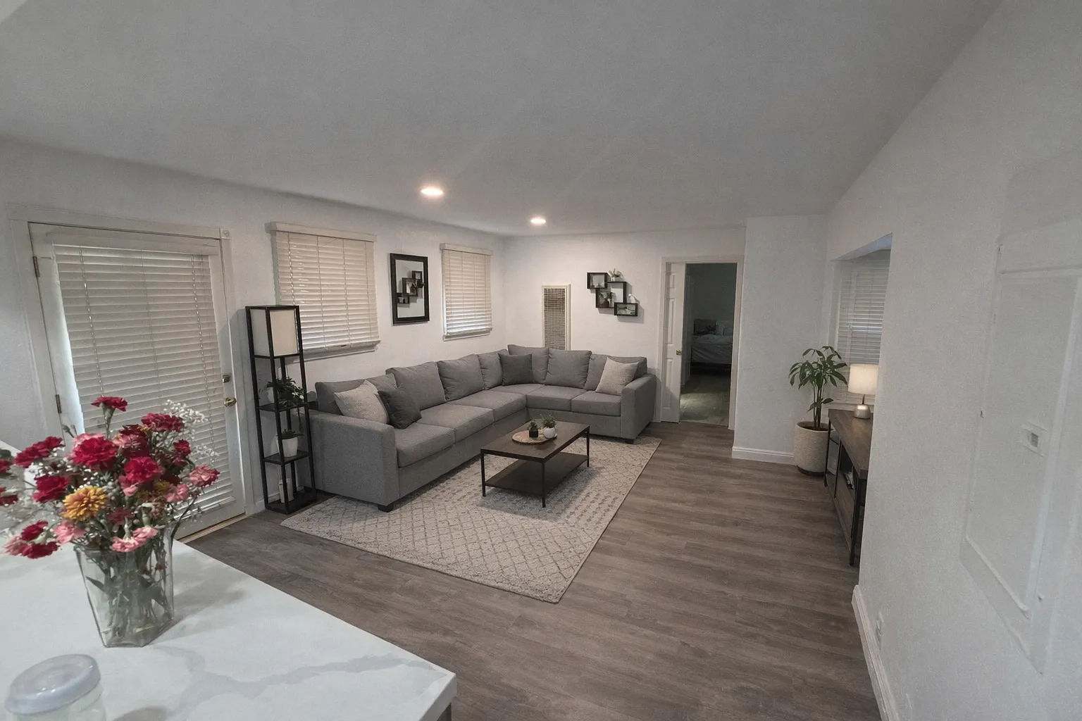 4 bed, 1829 sqft, $6,500 — Photo 3